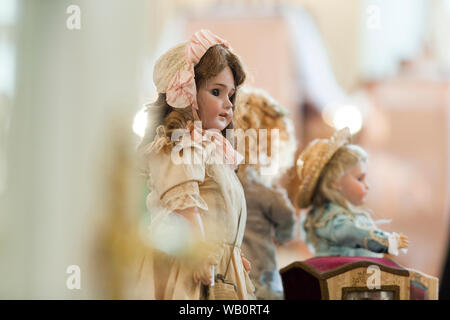 Porzellan Puppe in vintage Kleider in ein verschwommenes Licht Stockfoto