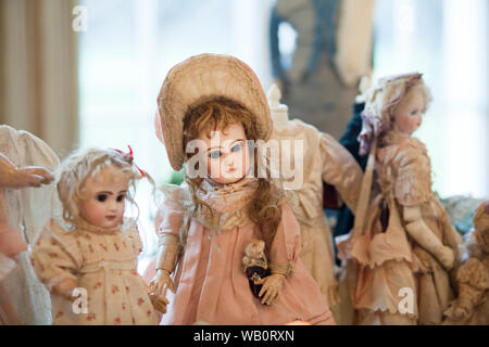 Porzellan Puppe in vintage Kleider in ein verschwommenes Licht Stockfoto