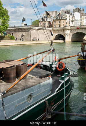 Haus Boote am Ufer der Seine, in der Nähe von Pont Neuf Brücke. Paris, Frankreich Stockfoto