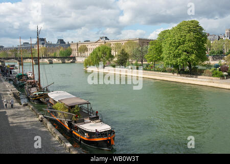 Platz du Vert-Galant und Haus Boote am Ufer der Seine, in der Nähe von Pont Neuf Brücke vertäut. Paris, Frankreich Stockfoto