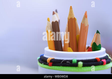 Buntstifte in der Kunststoffbehälter. Close-up Stockfoto