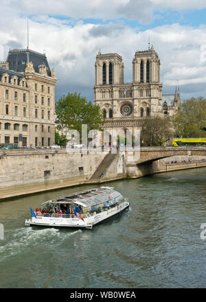 River Cruise Boot vorbei an der Kathedrale Notre-Dame, Paris, Frankreich Stockfoto