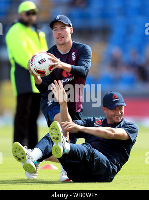 England's Rory Verbrennungen (links) und Joe Root Aufwärmen vor Tag zwei des dritten Asche Test Match in Leeds. Stockfoto