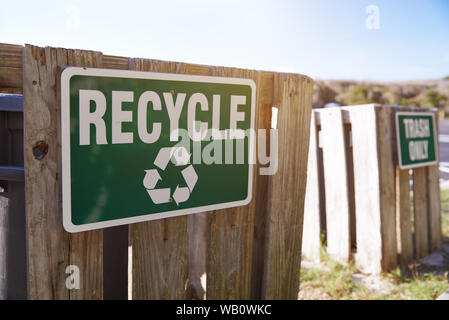 Recycling und Abfall Informationen Schild am öffentlichen Strand Stockfoto