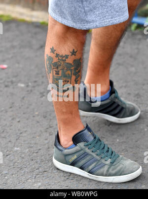 Ein Blick auf die Fans begraben' Tattoo, wie er vor den Toren von gigg Lane, Heimat von Bury FC Warten. Stockfoto