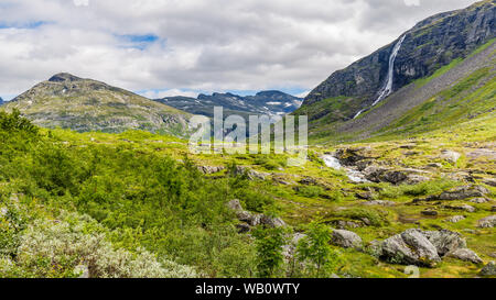 Norwegische Berglandschaft entlang der malerischen Route Geiranger Trollstigen Mehr og Romsdal County in Norwegen Stockfoto