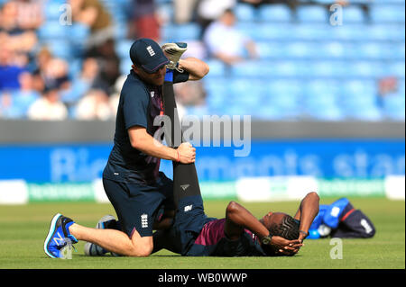 England's Jofra Archer (rechts) erwärmt sich vor Tag zwei des dritten Asche Test Match in Leeds. Stockfoto