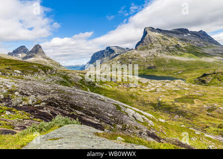 Norwegische Berglandschaft entlang der malerischen Route Geiranger Trollstigen Mehr og Romsdal County in Norwegen Stockfoto