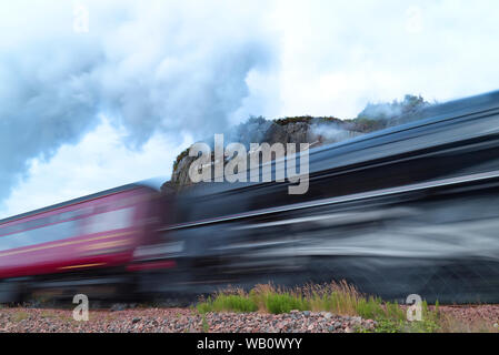 Jacobite Steam Train Abfahrt Mallaig, Schottland Highlands Stockfoto