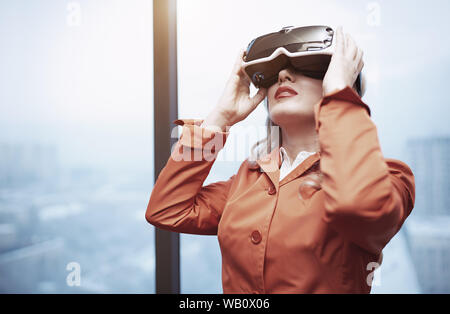 Frau im Büro tragen Virtual reality Headset Stockfoto