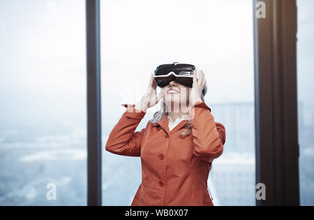 Frau im Büro tragen Virtual reality Headset Stockfoto