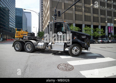 Große kenworth Semi Truck ziehen große Last Ecke auf Zebrastreifen in Downtown City Center Chicago, Illinois, Vereinigte Staaten von Amerika Stockfoto