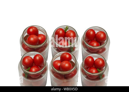 6 Gläser von frischen roten Tomaten bereit für Beizen oder canning auf einem weißen Hintergrund sind in 2 Reihen Stockfoto