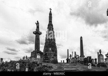 Glasgow, Schottland, Großbritannien, 22. Juni 2019: Antike Architektur und Denkmäler für die Toten an der Glasgow Necropolis ist in einem viktorianischen Friedhof in Glasgow und ist Stockfoto