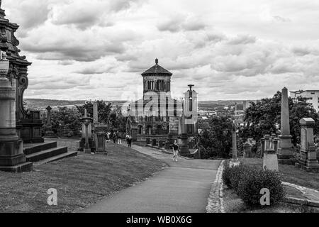 Glasgow, Schottland, Großbritannien, 22. Juni 2019: Antike Architektur und Denkmäler für die Toten an der Glasgow Necropolis ist in einem viktorianischen Friedhof in Glasgow und ist Stockfoto