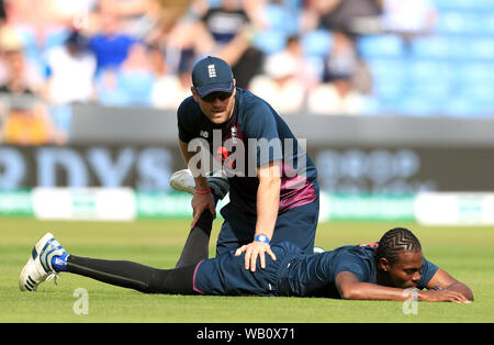 England's Jofra Archer (rechts) erwärmt sich vor Tag zwei des dritten Asche Test Match in Leeds. Stockfoto