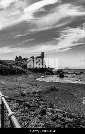 Dunure robuste Meer Abwehr, seine alten Burgruinen und jetzt auch eine "Outlander" Drehort zieht viel Aufmerksamkeit auf das Dorf dur Stockfoto