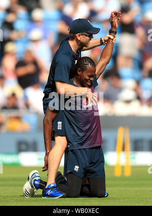 England's Jofra Archer (rechts) erwärmt sich vor Tag zwei des dritten Asche Test Match in Leeds. Stockfoto