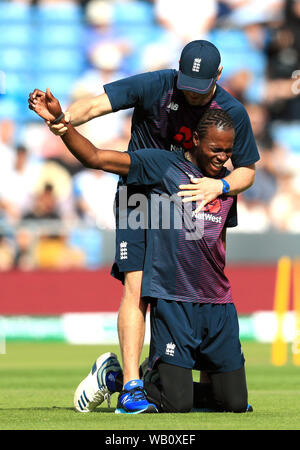 England's Jofra Archer (rechts) erwärmt sich vor Tag zwei des dritten Asche Test Match in Leeds. Stockfoto