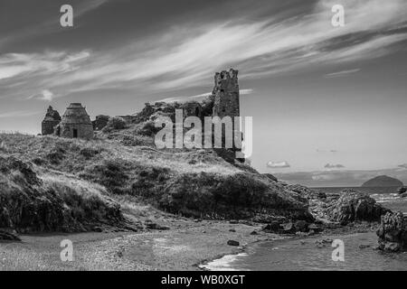 Dunure robuste Meer Abwehr, seine alten Burgruinen und jetzt auch eine "Outlander" Drehort zieht viel Aufmerksamkeit auf das Dorf dur Stockfoto