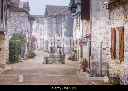 Leeren Straßen von Pujols, eine mittelalterliche Stadt, Frankreich Stockfoto