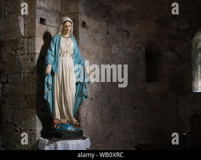 VAGLI SOTTO, Lucca, Italien - 9 August, 2019 - eine Statue der Madonna aus dem 11. Jahrhundert in der alten kleinen Kirche im Dorf Vagli Sotto, Garfagnana. Stockfoto