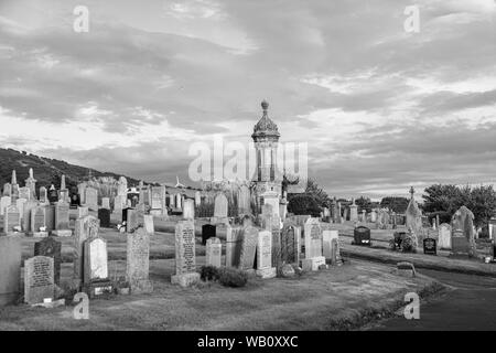 West Kilbride, Schottland, Großbritannien - 10 August 2019: mit Blick auf die gotischen Spier bei West Kilbride Friedhof an der Westküste von Schottland. Stockfoto