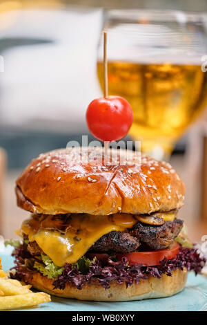 Fastfood, Hamburger. Spezielle Kalbfleisch zubereitet Hamburger, Pommes Frites und einem Cheddar Käse. Close-up frische und köstliche leckere hausgemachte Burger. Stockfoto