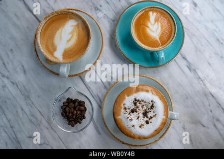 Tasse Kaffee mit schönen Latte Kunst Stockfoto