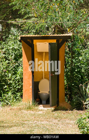 Einen outdoor camp site Wc mit Wellpappe grüne Tür, Kenia, Ostafrika Stockfoto