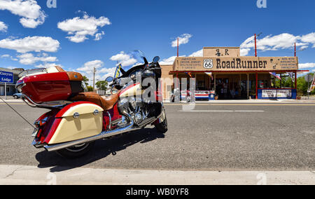 SELIGMAN (AZ), USA - 21. MAI 2017: Eine extrem Motorrad geparkt auf der berühmten Route 66 Vor der RoadRunner Store in Seligman, Arizona. Stockfoto