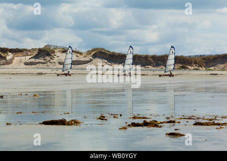 Point de la Torche, France-Juli 29,2010: char à voile an einem Sandstrand in der Bretagne Stockfoto