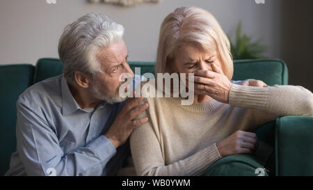 Besorgt Art älterer Mann beruhigend Weinen reife Frau Mitgefühl geben Stockfoto