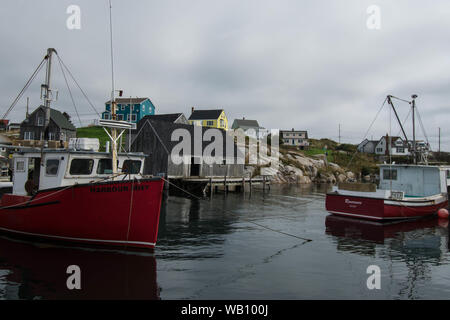 Angelboote in Peggys Cove Halifax Nova Scotia Kanada Wassersee Hafen Häuser Hügel alten Stil Landungsfelsen Haus Schuppen Dorf Schild Stockfoto