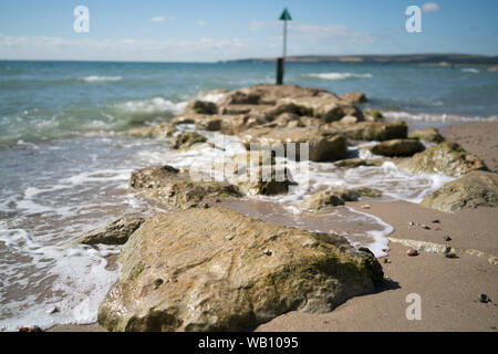 Wellenbrecher auf Sandbänken Stockfoto