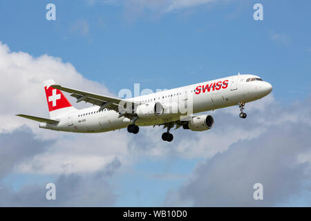 Airbus A 321-111, Reg: HB-IOC beim Anflug zum Flughafen Zürich (ZRH). 15.08.2019 Stockfoto