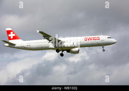 Airbus A 321-111, Reg: HB-IOC beim Anflug zum Flughafen Zürich (ZRH). 15.08.2019 Stockfoto