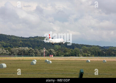 Airbus A 321-111, Reg: HB-IOC beim Anflug zum Flughafen Zürich (ZRH). 15.08.2019 Stockfoto