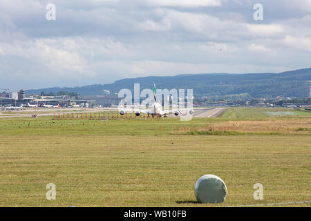 Emirates Airbus A380-800 beim Abflug vom Flughafen Zürich (ZRH). 15.08.2019 Stockfoto