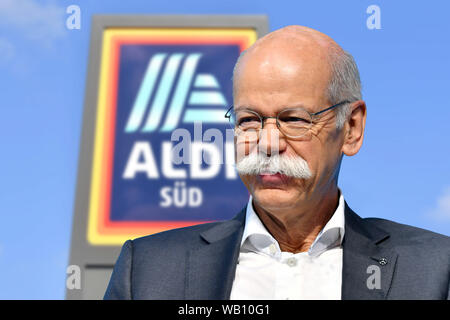 101-5337: von carmaker bis zum Discounter Ex-Daimler Chef Dieter Zetsche geht zu Aldi geklagt. Er schließt sich der Beirat der Handel riesen Aldi geklagt. Archiv Foto: Aldi Süd, Lebenswithtel Discounter, Zeichen, Logos, Firmenzeichen, Öffnungszeiten | Verwendung weltweit Stockfoto