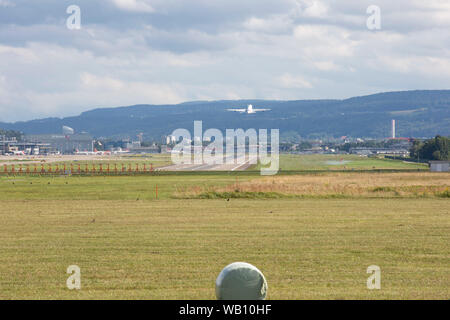 Emirates Airbus A380-800 beim Abflug vom Flughafen Zürich (ZRH). 15.08.2019 Stockfoto