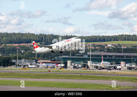 Airbus A 321-111, Reg: HB-IOC beim Abflug vom Flughafen Zürich (ZRH). 15.08.2019 Stockfoto