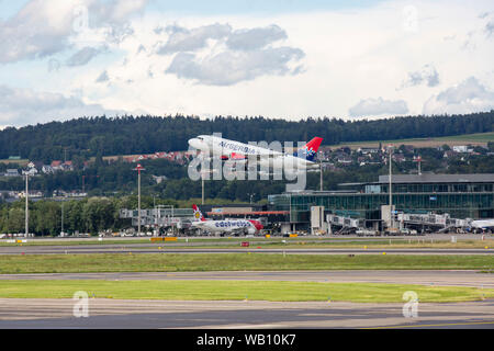 Air Serbien, Typ: Airbus A 319-132, Reg: YU-APK beim Abflug vom Flughafen Zürich (ZRH). 15.08.2019 Stockfoto