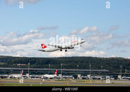 Airbus A 321-111, Reg: HB-IOC beim Abflug vom Flughafen Zürich (ZRH). 15.08.2019 Stockfoto