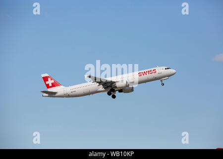 Airbus A 321-111, Reg: HB-IOC beim Abflug vom Flughafen Zürich (ZRH). 15.08.2019 Stockfoto