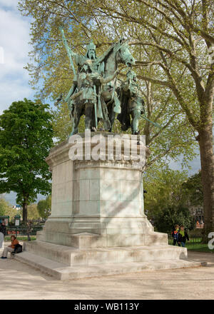 Bronze Statue Karls des Großen et ses Leudes. Plaza von Notre-Dame. Paris, Frankreich Stockfoto