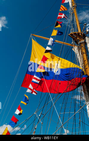 Flaggen auf Tall Ship A.R.C. Gloria, Kolumbien Stockfoto