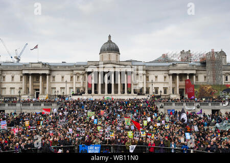 Der CND (Kampagne für Nukleare Abrüstung) halten eine Kundgebung auf dem Trafalgar Square als Teil von IT'S top Trident 'nationalen Demo, nach dem Marsch von Marmor Stockfoto