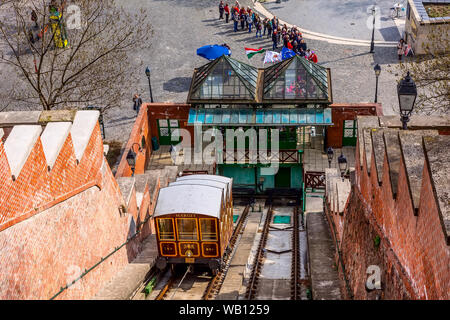 Budapest, Ungarn - 29. März 2015: Street View Kabine mit der Seilbahn auf den Berg Gellert Stockfoto