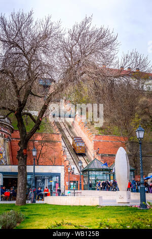 Budapest, Ungarn - 29. März 2015: Street View mit der Seilbahn auf den Berg Gellert Stockfoto